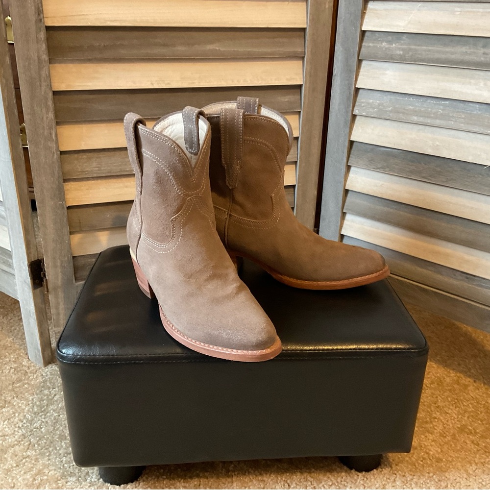 Freebirds Zamora grey suede boots. Never worn.